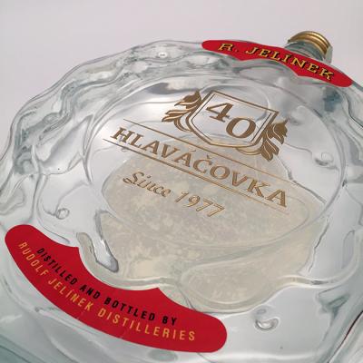 Hloubkové pískovaní a barvení skla