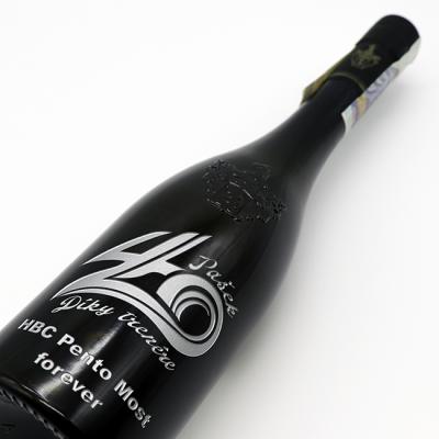 Hloubkové pískovaní a barvení skla