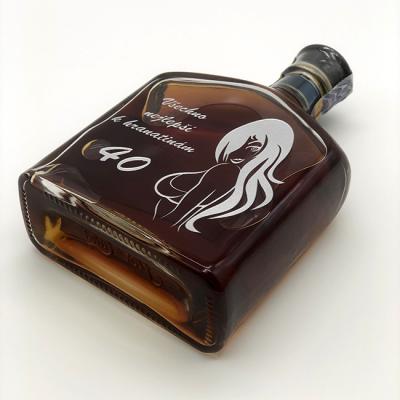 Hloubkové pískovaní a barvení skla