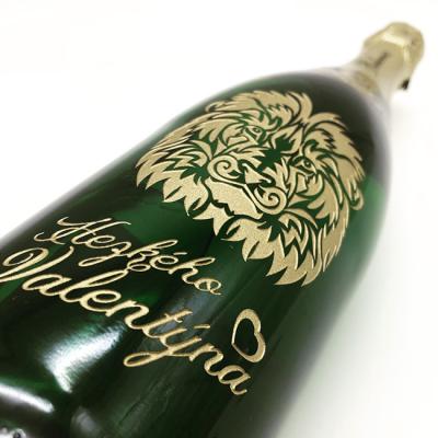 Hloubkové pískovaní a barvení skla